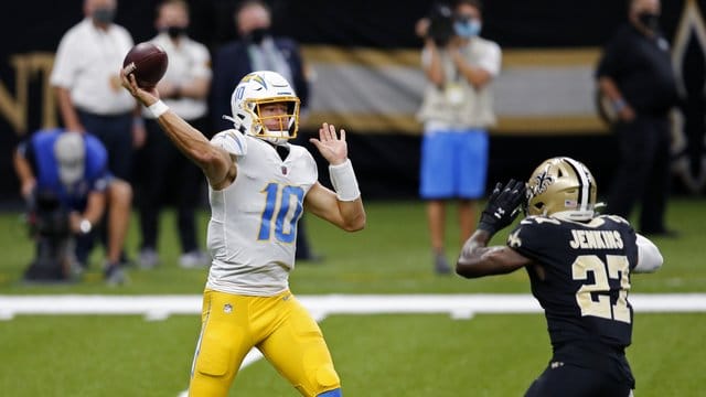 Quarterback Justin Herbert (l) verlor mit den Los Angeles Chargers gegen die New Orleans Saints. Quarterback Justin Herbert (l) verlor mit den Los Angeles Chargers gegen die New Orleans Saints.