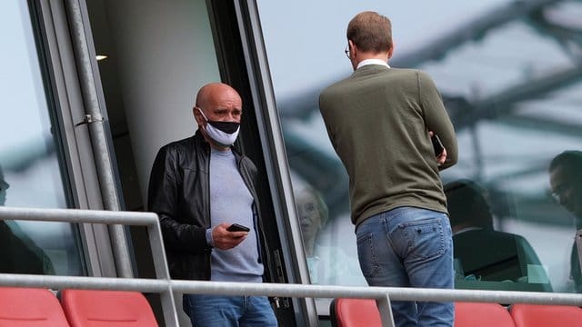 Martin Kind rechnet bei Hannover 96 mit einem Umsatzverlust von rund zehn Millionen Euro. Martin Kind rechnet bei Hannover 96 mit einem Umsatzverlust von rund zehn Millionen Euro.