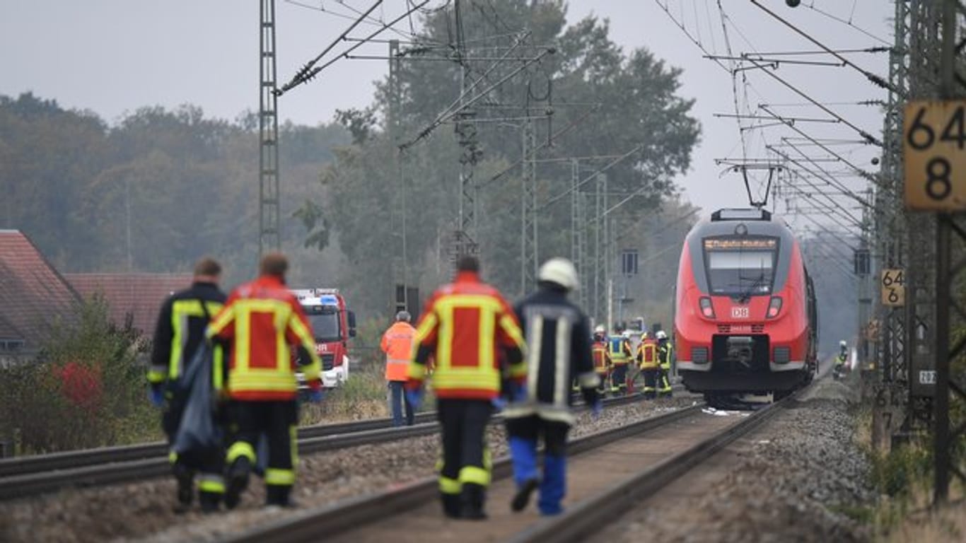 Rettungskräfte sind an der Unfallstelle im Einsatz.