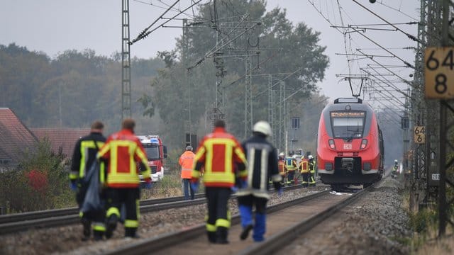 Rettungskräfte sind an der Unfallstelle im Einsatz.