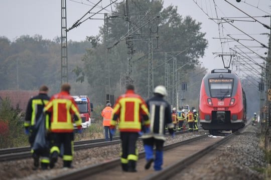 Rettungskräfte sind an der Unfallstelle im Einsatz.