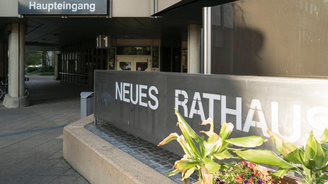 Eingang zum Neuen Rathaus in Bielefeld (Archivbild): Die Stadt sucht zur Bewältigung der Corona-Pandemie mindestens 80 neue Mitarbeiter.