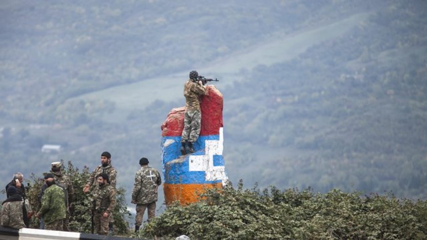 Ein Scharfschütze der Miliz Berg-Karabachs beobachtet das vor ihm liegende Land während eines militärischen Konflikts in der Region Berg-Karabach.