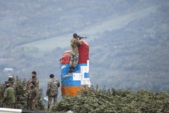 Ein Scharfschütze der Miliz Berg-Karabachs beobachtet das vor ihm liegende Land während eines militärischen Konflikts in der Region Berg-Karabach.