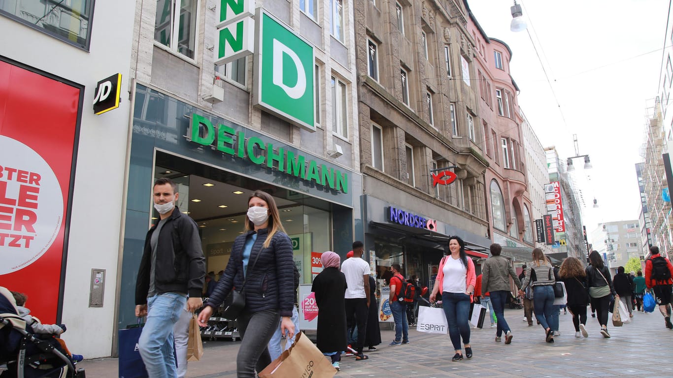 Menschen mit Maske in der Dortmunder Innenstadt: Ab sofort ist das Pflicht in beliebten Einkaufsstraßen.