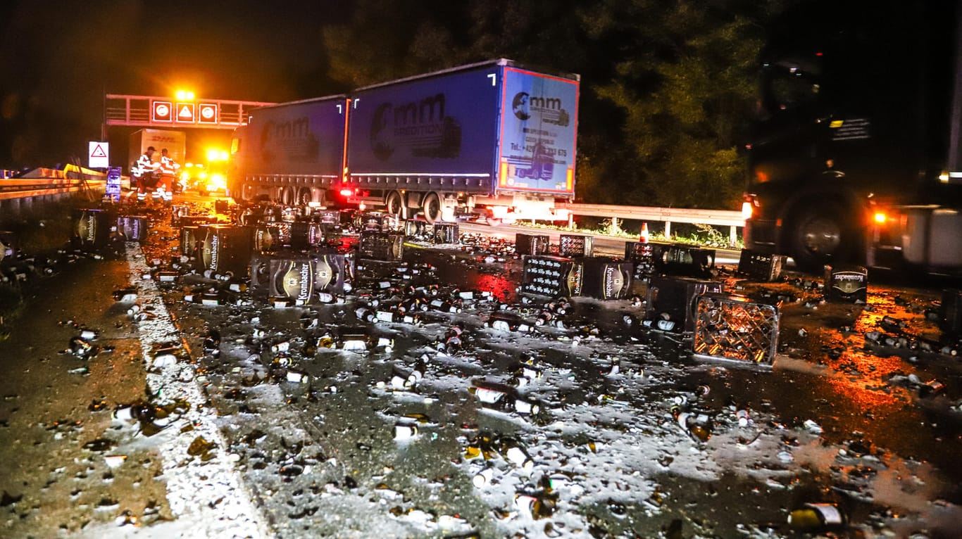Ein Lastwagen hat kurz vor der Anschlussstelle Hagen-Süd Bierkästen verloren: Wegen des Unfalls musste die Autobahn gesperrt werden.