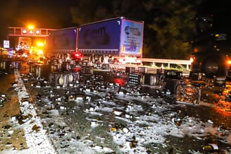 Ein Lastwagen hat kurz vor der Anschlussstelle Hagen-Süd Bierkästen verloren: Wegen des Unfalls musste die Autobahn gesperrt werden.