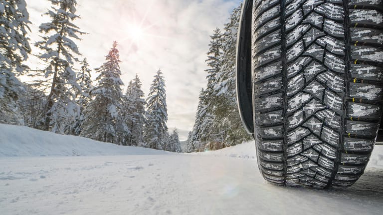 Reifen im Winter: In der kalten Jahreszeit sind genügend Profiltiefe, funktionierende Beleuchtung und klare Sicht noch wichtiger als sonst.