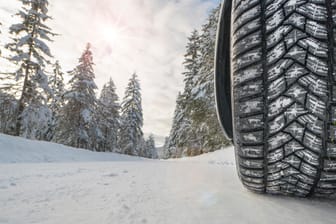 Reifen im Winter: In der kalten Jahreszeit sind genügend Profiltiefe, funktionierende Beleuchtung und klare Sicht noch wichtiger als sonst.