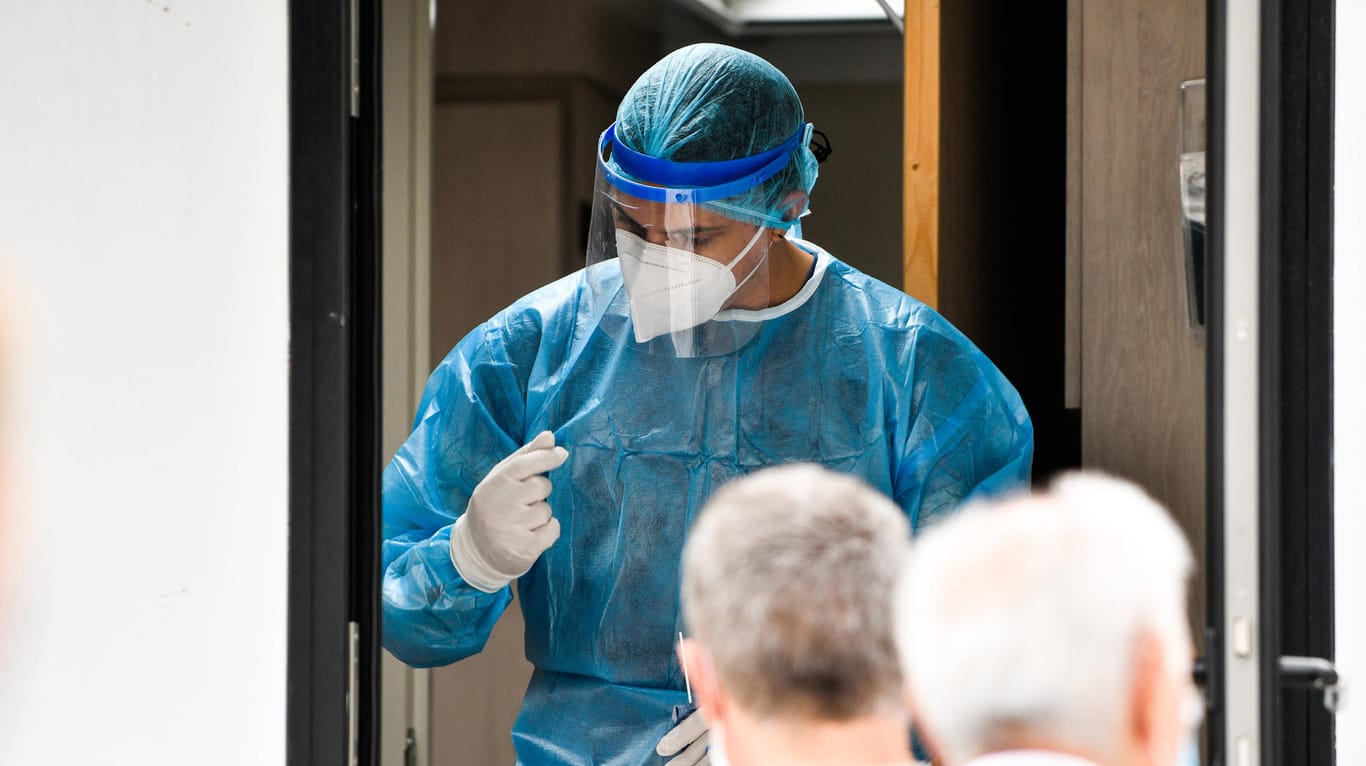 Ein Gesundheitsmitarbeiter hält einen Covid-19 Schnelltest in einer mobiler Teststation in Piräus in der Hand (Symbolbild): In Wuppertal gibt es über 70 Praxen, die Covid-19-Abstriche vornehmen.