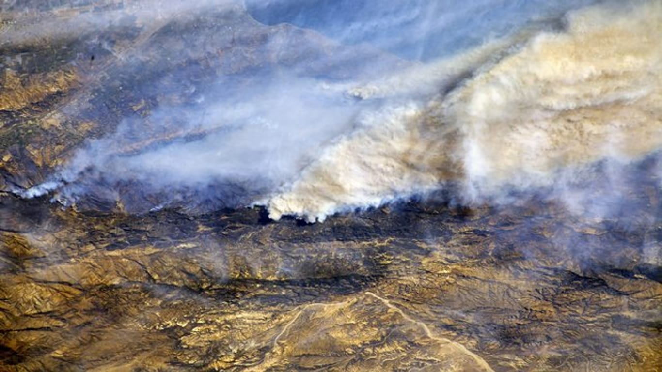 Riesige Rauchwolken sind von der Internationalen Raumstation (ISS) aus über Südkalifornien (USA) zu sehen.