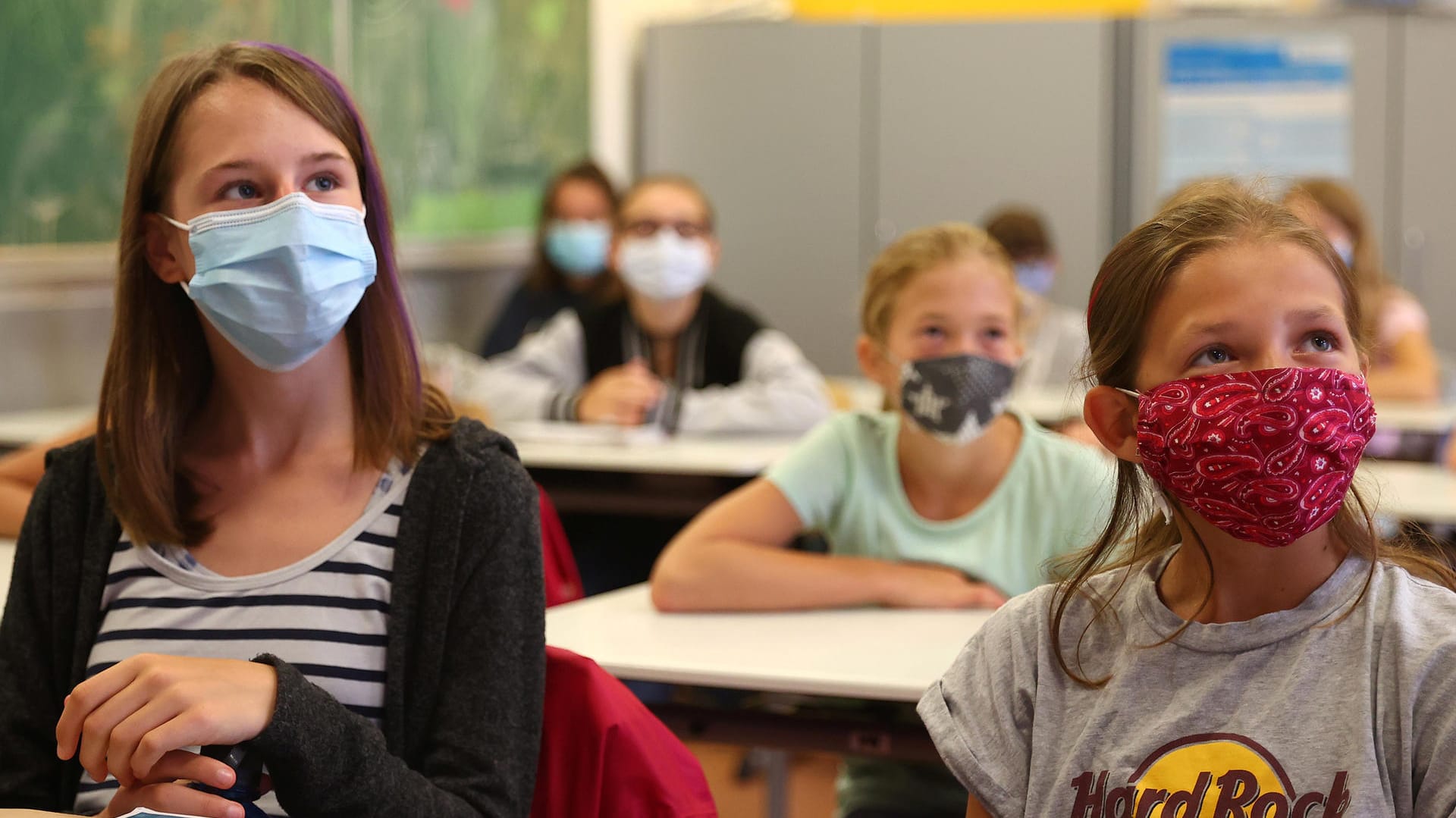 Fünftklässlerinnen in einer Schule in Hanau: Die Idee, die Weihnachtsferien wegen Corona zu verlängern, findet kaum Unterstützer.