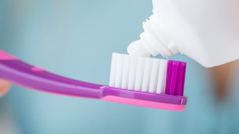 Zweimal täglich mit einer fluoridhaltigen Zahnpasta die Zähne putzen - diese Routine ist für Diabetiker besonders wichtig.