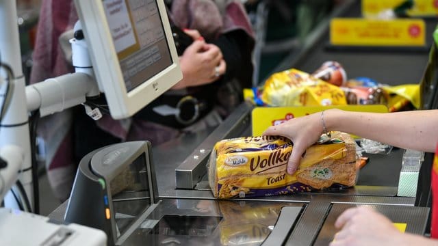Gedämpft von der Mehrwertsteuersenkung ist die Inflation in Deutschland im September erneut unter die Nullmarke gerutscht. Gedämpft von der Mehrwertsteuersenkung ist die Inflation in Deutschland im September erneut unter die Nullmarke gerutscht.