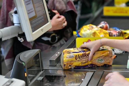 Gedämpft von der Mehrwertsteuersenkung ist die Inflation in Deutschland im September erneut unter die Nullmarke gerutscht.