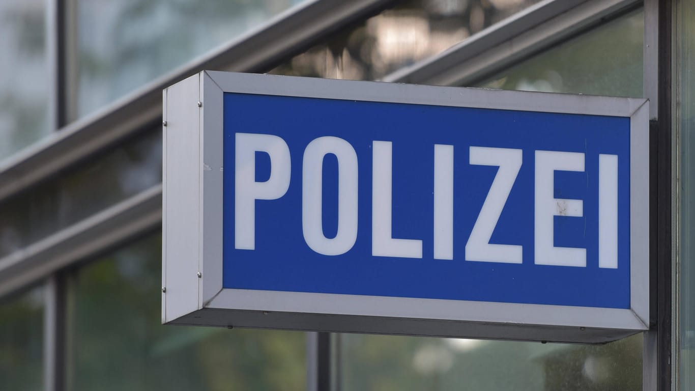 Schild "Polizei" an einer Polizeiwache in Frankfurt (Symbolbild): In Frankfurt sitzt ein Mann in Untersuchungshaft, der im Veracht steht, bei einem Streit einen anderen Mann tödlich verletzt zu haben.