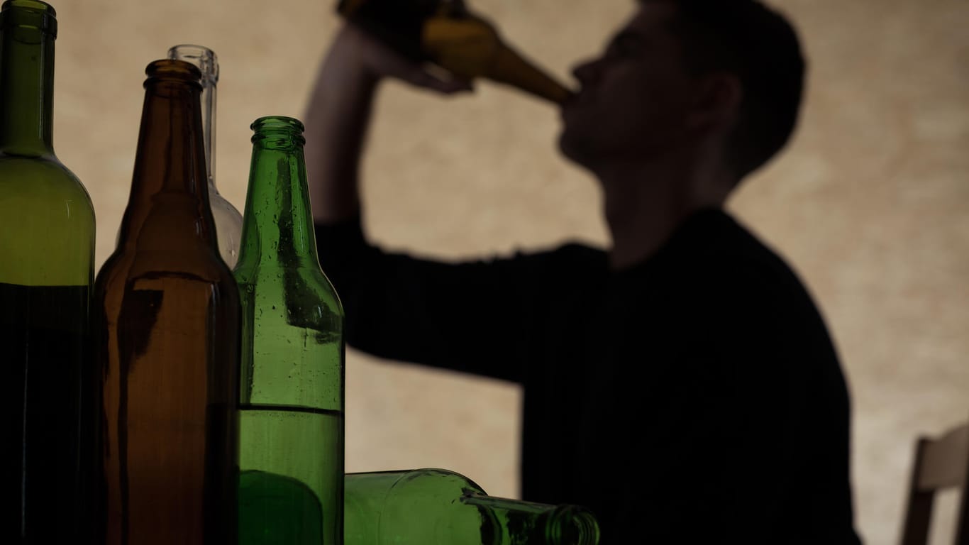 Teenager mit Flasche: Ein Junge soll in Großbritannien von anderen Kindern mit einem alkoholhaltigen Getränk vergiftet worden sein.