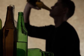 Teenager mit Flasche: Ein Junge soll in Großbritannien von anderen Kindern mit einem alkoholhaltigen Getränk vergiftet worden sein.