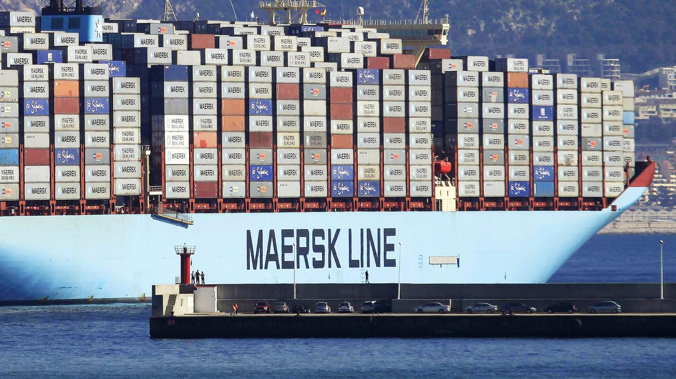 Ein Schiff mit Maersk-Containern vor Spanien (Archivbild): Der weltgrößte Reedereikonzern hält am Stellenabbau fest.