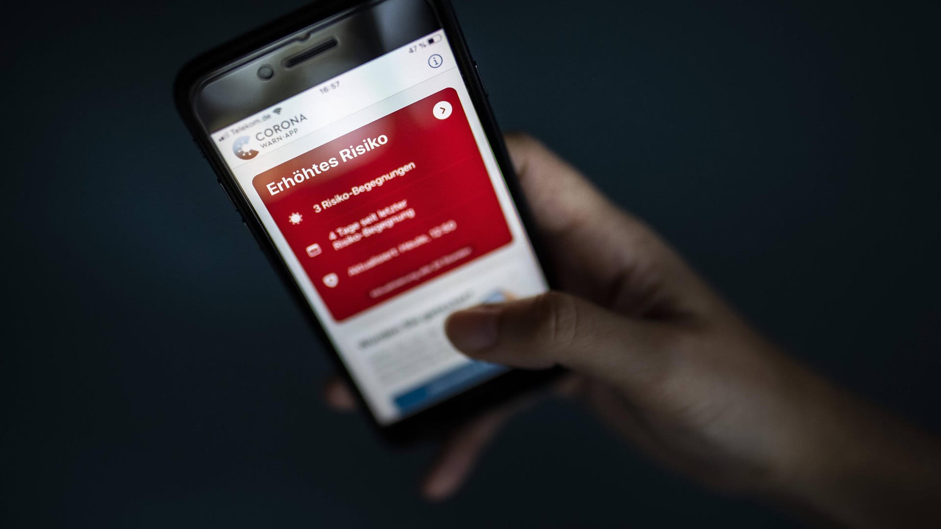 Die Corona-Warn-App zeigt ein erhöhtes Risiko an: Nach Risiko-Begegnungen kann auch ein Corona-Test notwendig werden.