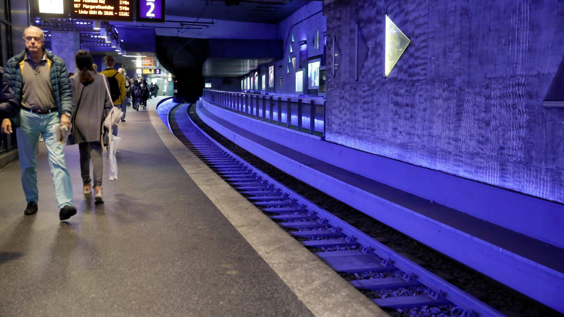 Die U-Bahn-Station Essen Hauptbahnhof (Archivbild): Hier soll ein betrunkener Randalierer einen Mann gegen eine einfahrende Bahn gestoßen haben. Die U-Bahn-Station Essen Hauptbahnhof (Archivbild): Hier soll ein betrunkener Randalierer einen Mann gegen eine einfahrende Bahn gestoßen haben.