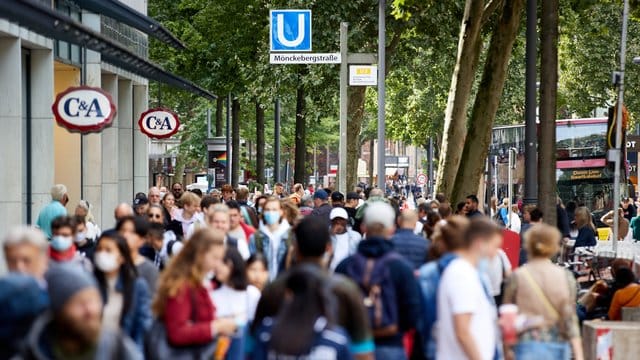 Menschen gehen die Einkaufsstraße Mönckebergstrasse in Hamburg entlang. Menschen gehen die Einkaufsstraße Mönckebergstrasse in Hamburg entlang.