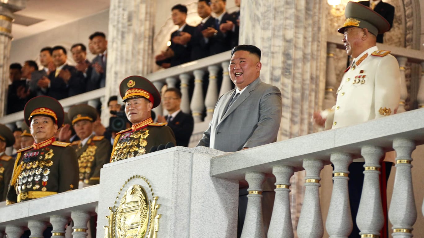 Dieses von Nordkorea veröffentlichte Bild zeigt den Machthaber Kim Jong Un bei einer Parade: Ein Doku-Film über sein Land beschäftigt nun die UN.