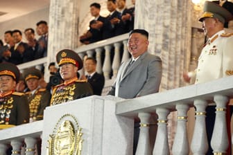 Dieses von Nordkorea veröffentlichte Bild zeigt den Machthaber Kim Jong Un bei einer Parade: Ein Doku-Film über sein Land beschäftigt nun die UN.