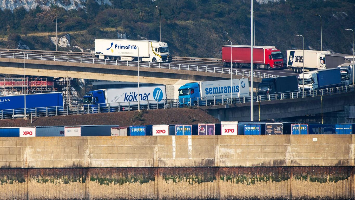 Lastwagen warten am Hafen von Dover (Symbolbild): Zum Jahreswechsel endet die Übergangsphase zwischen Großbritannien und der EU.