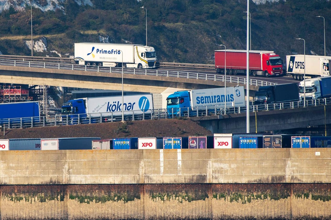 Lastwagen warten am Hafen von Dover (Symbolbild): Zum Jahreswechsel endet die Übergangsphase zwischen Großbritannien und der EU.