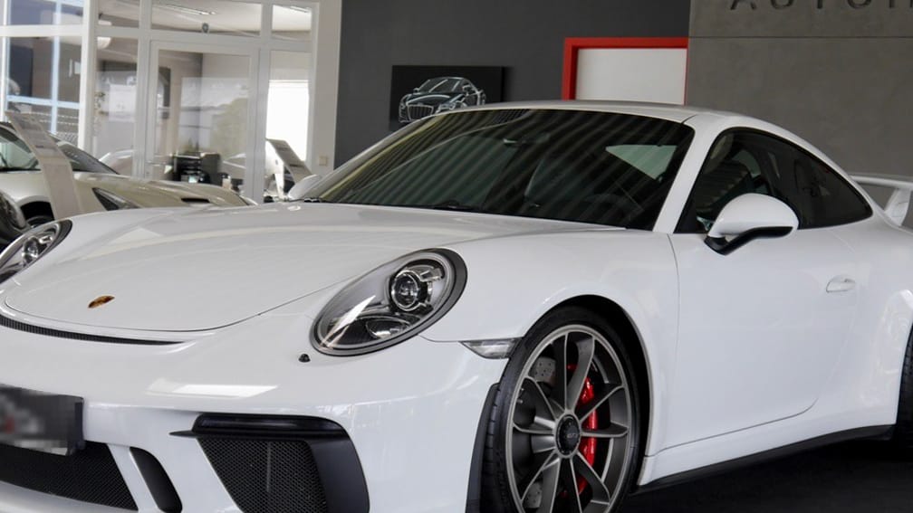 Ein Porsche 911 GT 3 steht in einem Autohaus: Das wertvolle Auto wurde einem Mann in Köln gestohlen. Ein Porsche 911 GT 3 steht in einem Autohaus: Das wertvolle Auto wurde einem Mann in Köln gestohlen.
