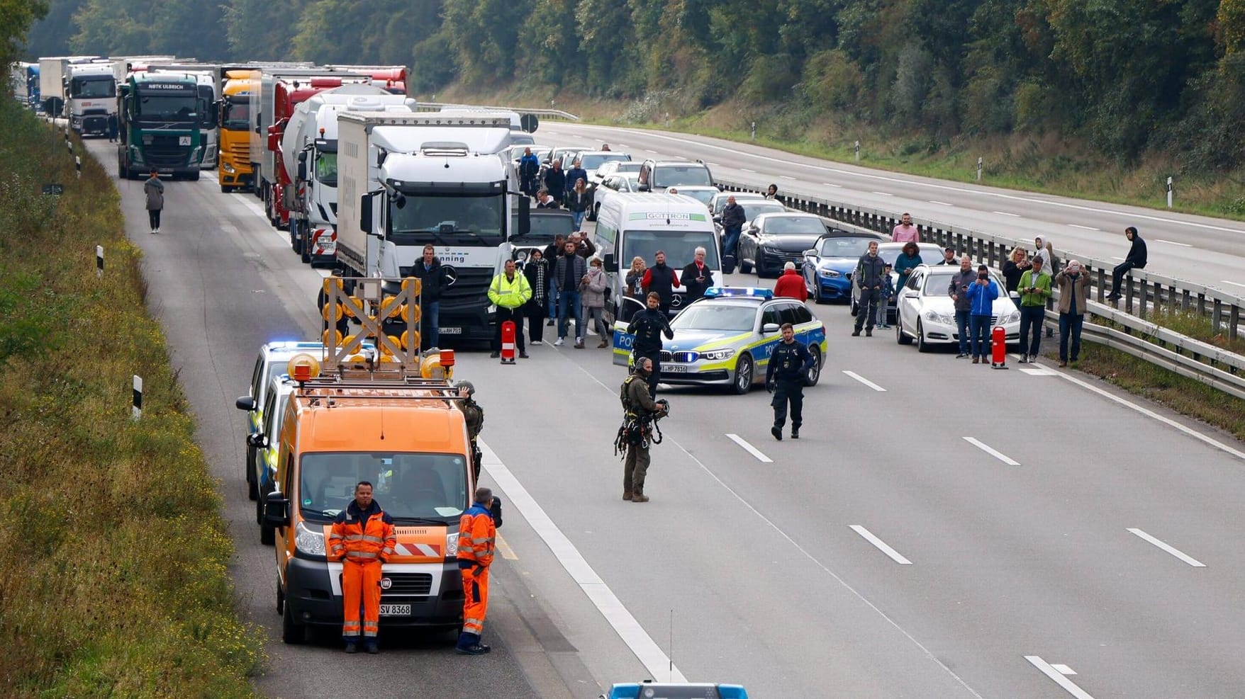 Staus nach Protestaktion: Mehrere Aktivisten seilten sich am Morgen von einer Autobahnbrücke bei Idstein ab.