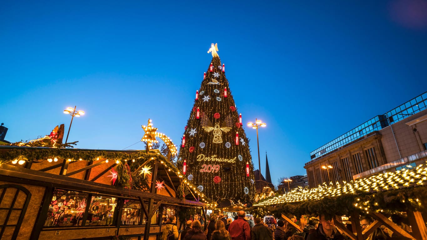 Der Weihnachtsbaum in Dortmund: Trotz der anhaltenden Corona-Pandemie wird der Weihnachtsmarkt am Hansaplatz stattfinden.