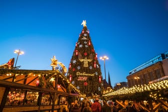 Der Weihnachtsbaum in Dortmund: Trotz der anhaltenden Corona-Pandemie wird der Weihnachtsmarkt am Hansaplatz stattfinden.