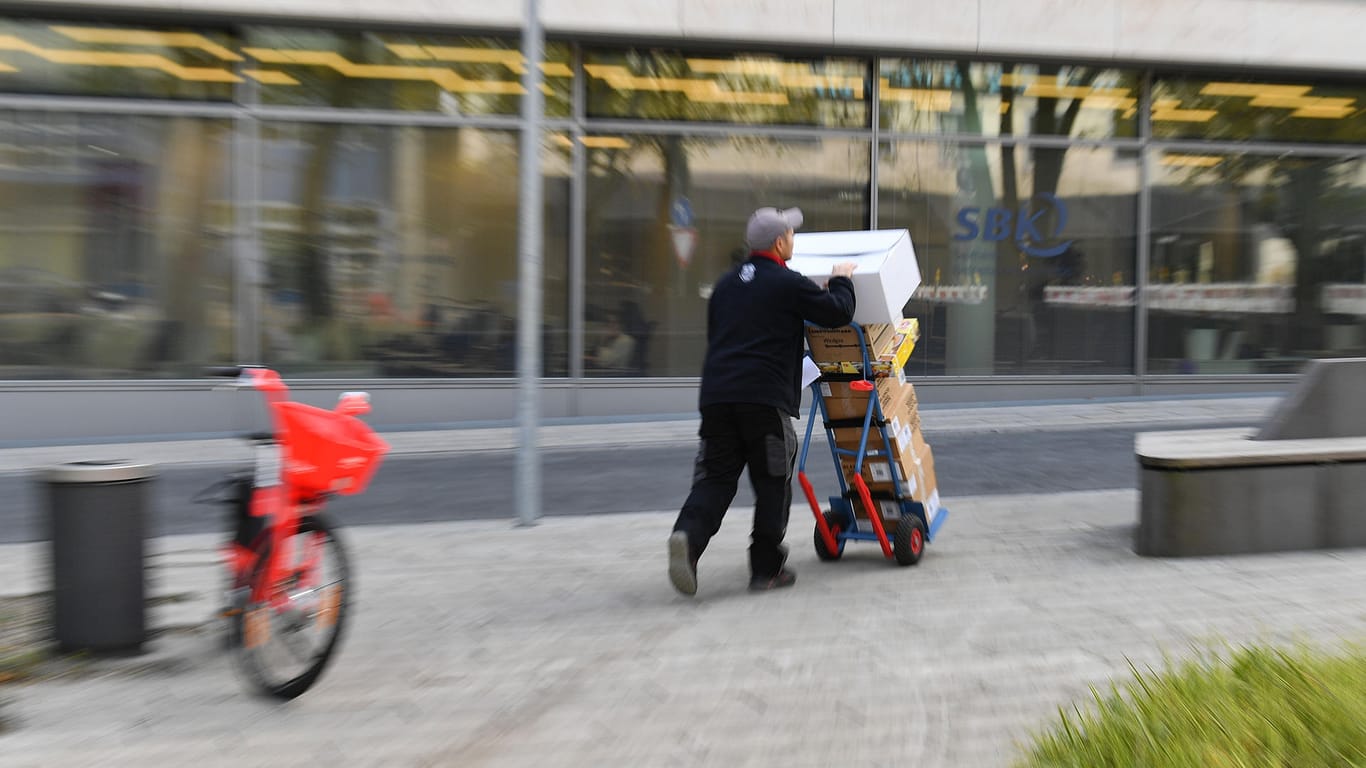 Ein Paketzusteller (Symbolbild): In Dortmund haben sich Räuber als Paketboten ausgegeben.