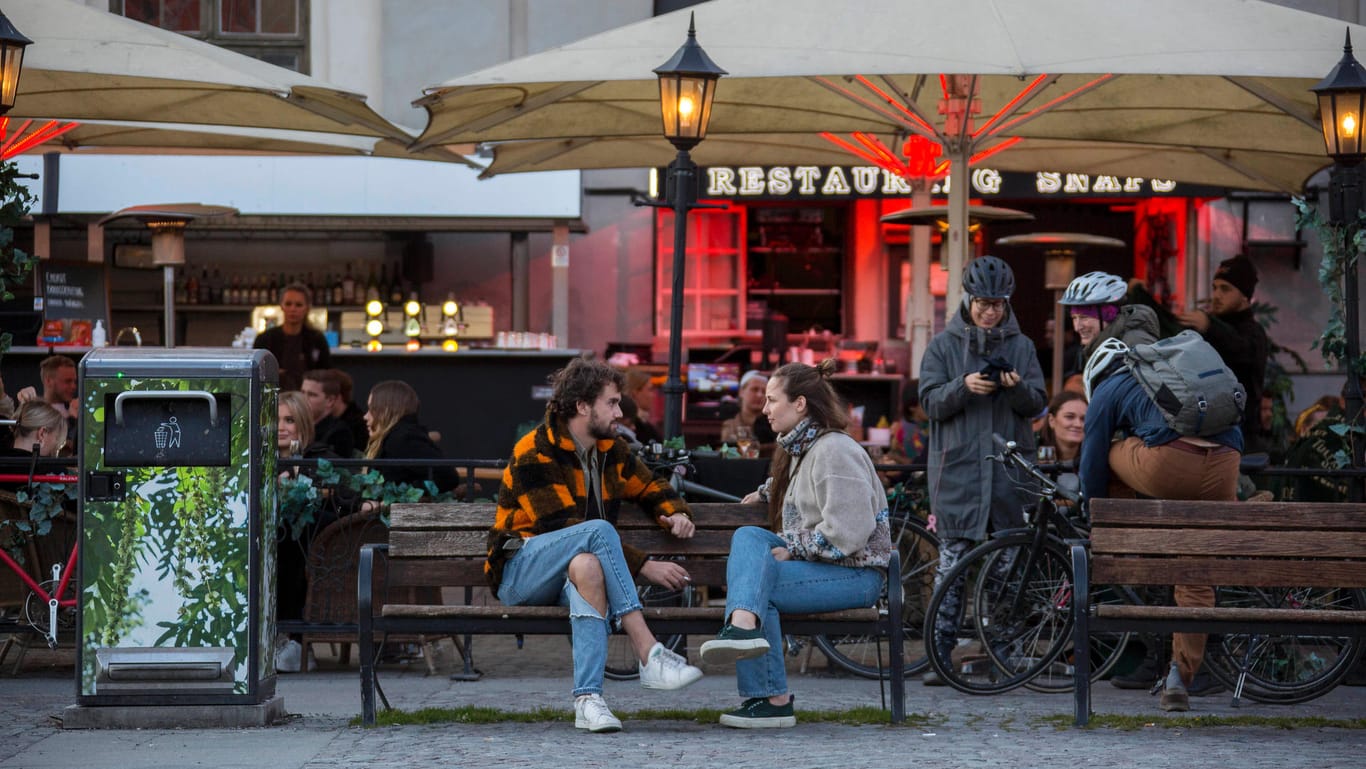 Menschen sitzen in einem Restaurant in Stockholm: Während in Deutschland die Restaurants schlossen, blieben in Schweden alle Läden auf. (Archivbild)