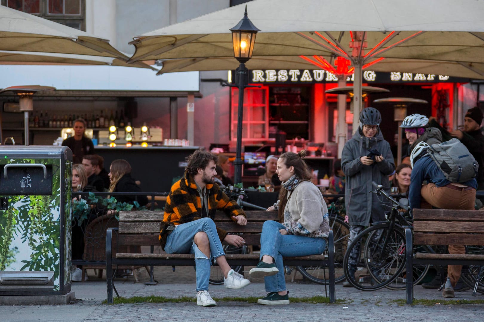 Menschen sitzen in einem Restaurant in Stockholm: Während in Deutschland die Restaurants schlossen, blieben in Schweden alle Läden auf. (Archivbild)