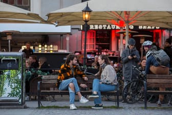 Menschen sitzen in einem Restaurant in Stockholm: Während in Deutschland die Restaurants schlossen, blieben in Schweden alle Läden auf. (Archivbild)