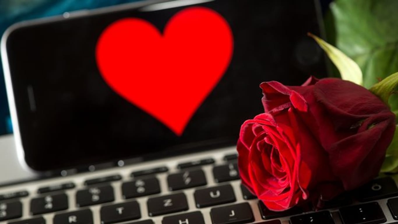 Eine Rose liegt auf einer Computertastatur (Symbolbild): Ein Erfurter Senior ist auf die Masche einer Partnervermittlung reingefallen.