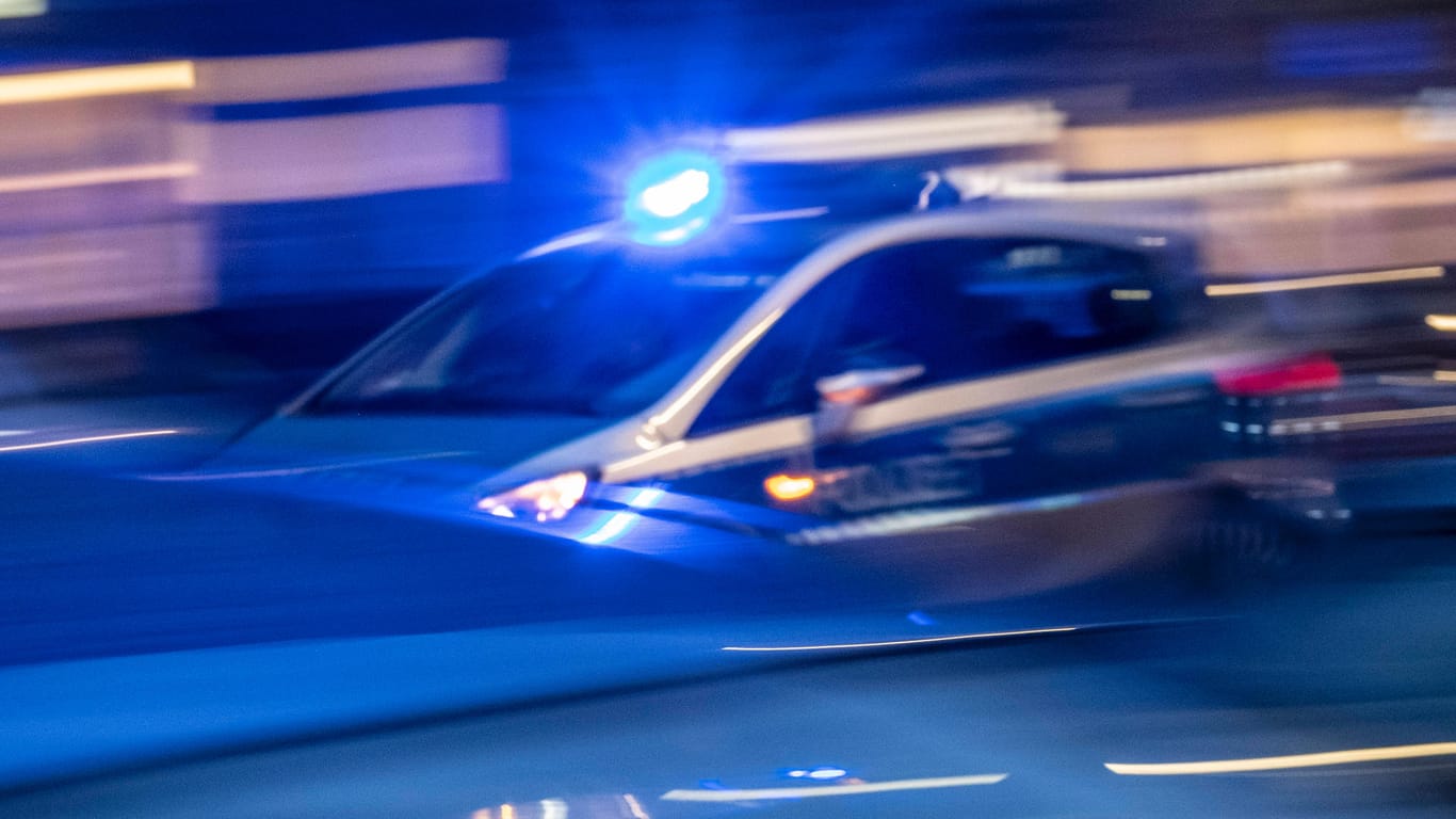 Ein Streifenwagen der Polizei fährt nachts durch die Stadt (Symbolbild): In Bad Honnef ist ein 18-Jähriger von einer Gruppe Jugendlicher zusammengeschlagen worden.