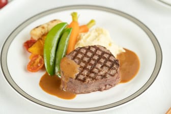 Ein Rinderfilet an Bord einer A380: Die Fluggesellschaft Singapore Airlines bietet in zwei stillgelegten Jets jetzt Restaurantabende an.