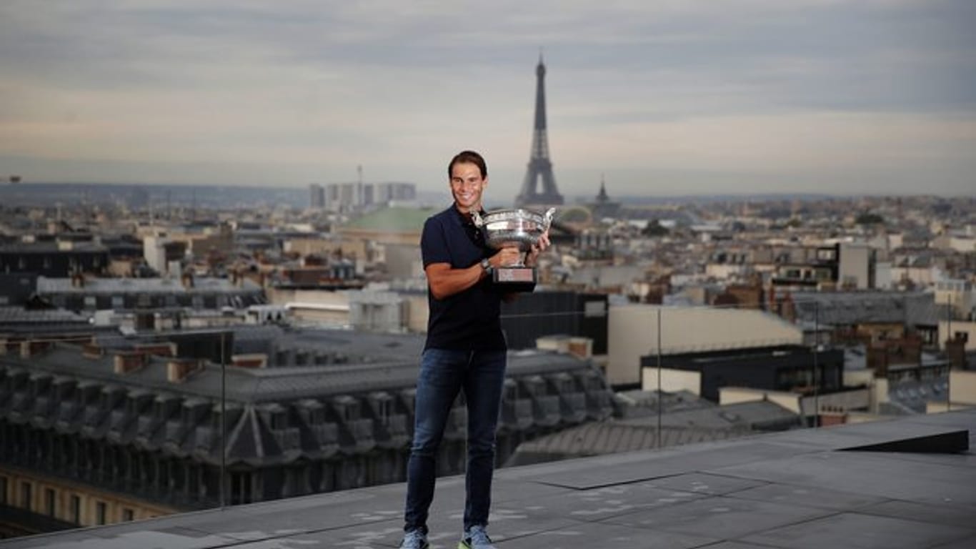 French-Open-Sieger Rafael Nadal posiert mit dem Siegerpokal vor der Kulisse von Paris auf dem Dach der Galeries Lafayette.