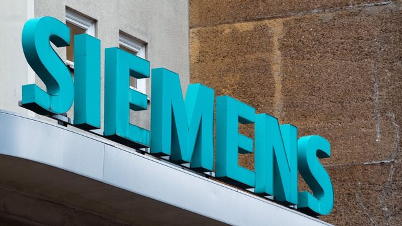 Das Logo von Siemens: Der Konzern wird die Düsseldorfer Rheinbahn künftig mit Straßenbahnen ausstatten.