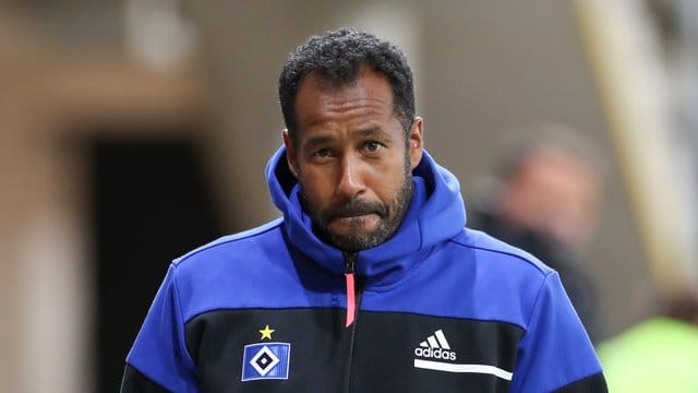 Daniel Thioune, Trainer des Hamburger SV, kommt auf den Platz.
