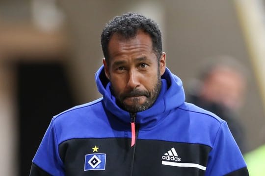 Daniel Thioune, Trainer des Hamburger SV, kommt auf den Platz.