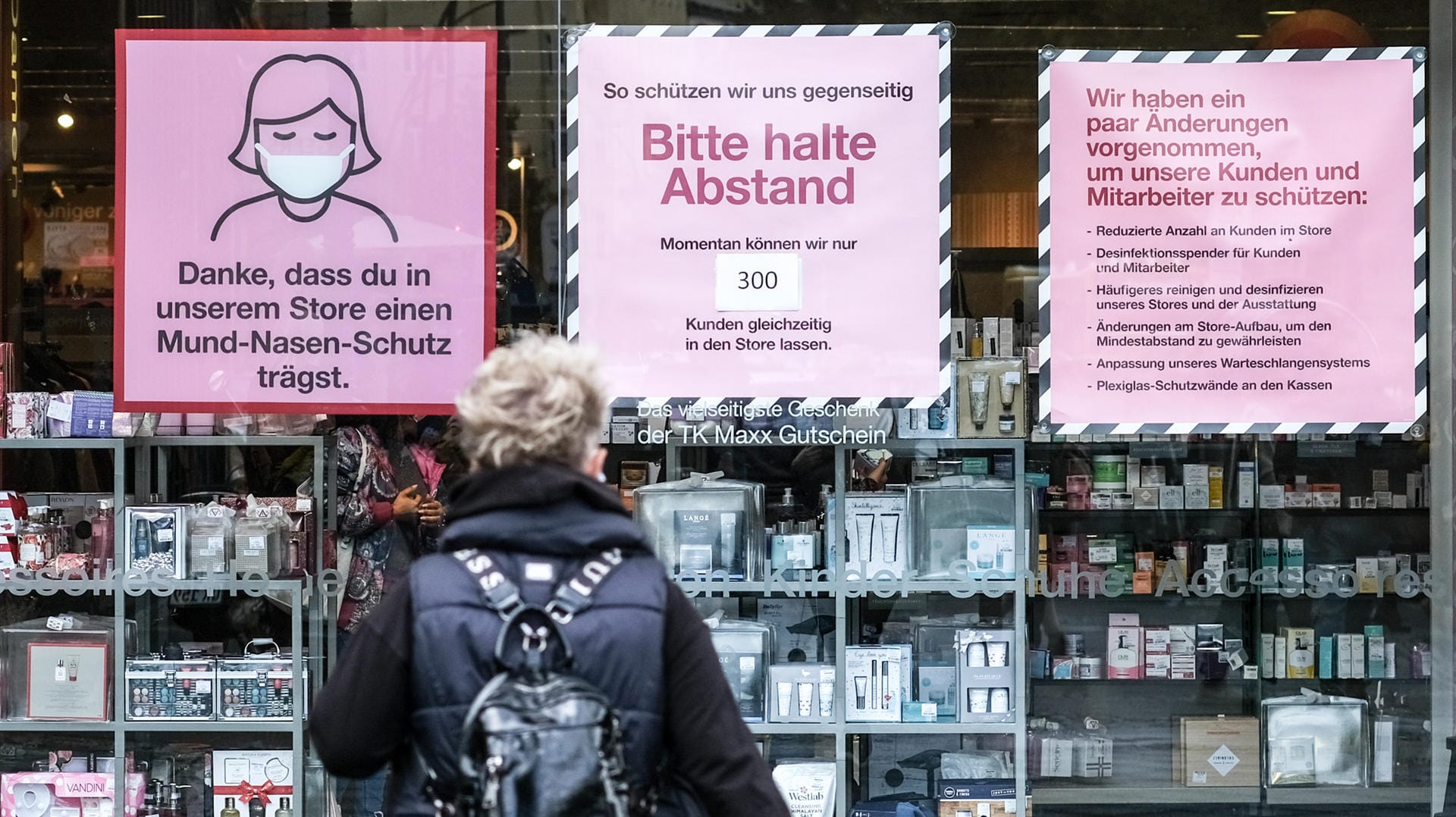 "Bitte halte Abstand" und "Danke, dass du in unserem Store einen Mund-Nasen-Schutz trägst" steht am Schaufenster eines Kaufhauses in Berlin-Wilmersdorf (Archivbild): In Berlin steigt die Zahl der Neuinfektionen weiter an.