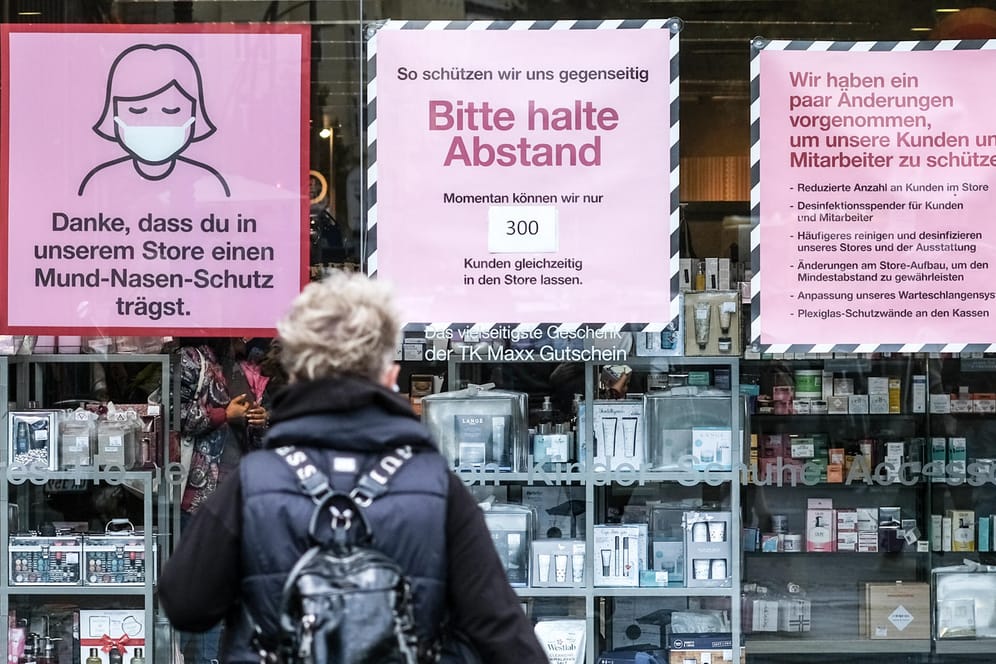"Bitte halte Abstand" und "Danke, dass du in unserem Store einen Mund-Nasen-Schutz trägst" steht am Schaufenster eines Kaufhauses in Berlin-Wilmersdorf (Archivbild): In Berlin steigt die Zahl der Neuinfektionen weiter an.