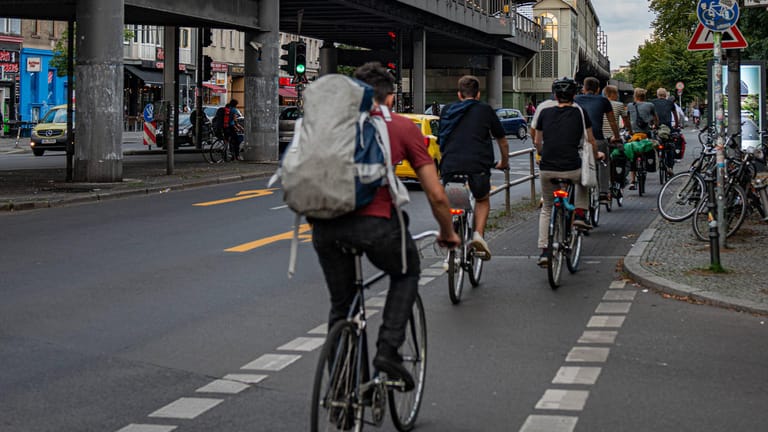Voller Radweg in Berlin: Zwei von drei innerörtlichen Unfällen mit Radfahrern ereignen sich an Kreuzungen oder Einmündungen.