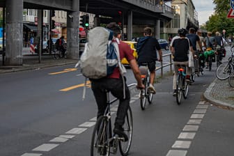 Voller Radweg in Berlin: Zwei von drei innerörtlichen Unfällen mit Radfahrern ereignen sich an Kreuzungen oder Einmündungen.
