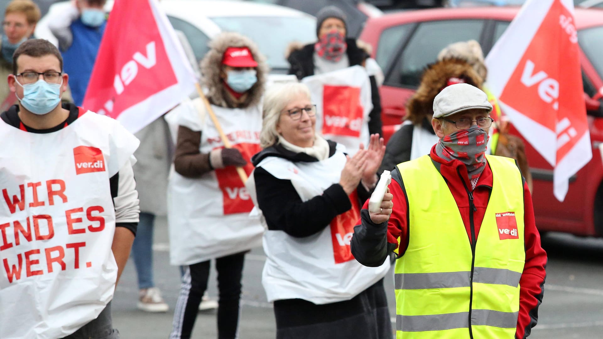 Mitglieder der Gewerkschaft Verdi bei einer Kundgebung zu den Warnstreiks im Öffentlichen Dienst: In Düsseldorf wird am Donnerstag wieder gestreikt, diesmal ist die Rheinbahn betroffen.